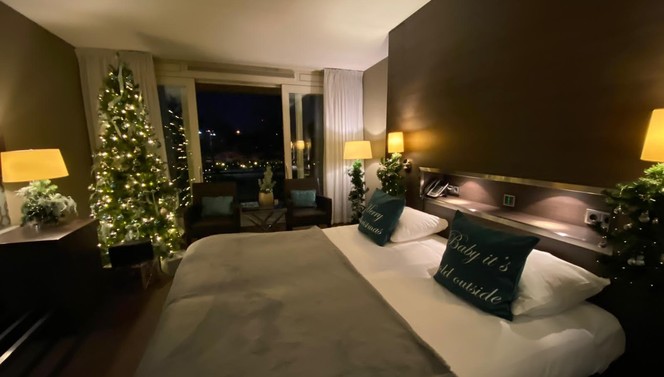 themed christmas room